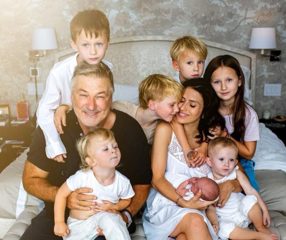 Жена Алека Болдуина опубликовала семейный портрет с семью детьми