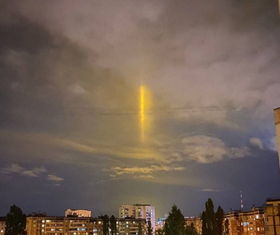 «Лазерные столбы»? В Сети обсуждают необычное природное явление над Белгородом