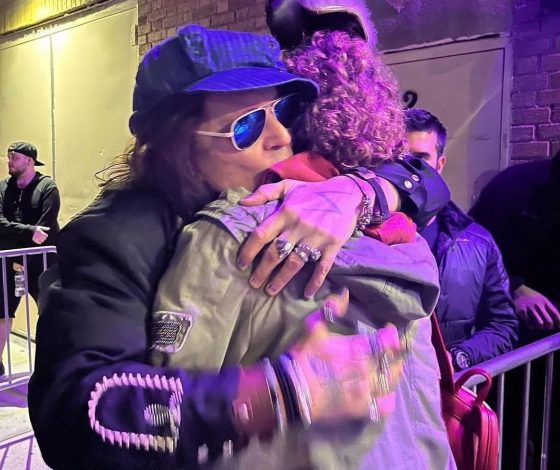 Как 59-летний Джонни Депп выглядит на снимках фанатов?