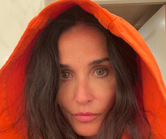 Ей точно 59? Деми Мур опубликовала откровенную фотографию лишь в одной короткой куртке