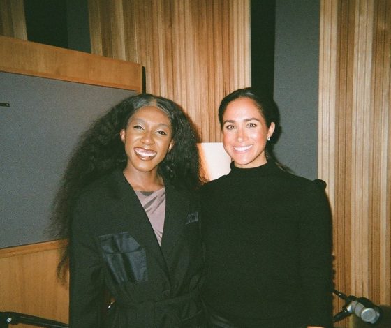 Меган Маркл продемонстрировала стильный образ с кожаными брюками, который сможет повторить каждая