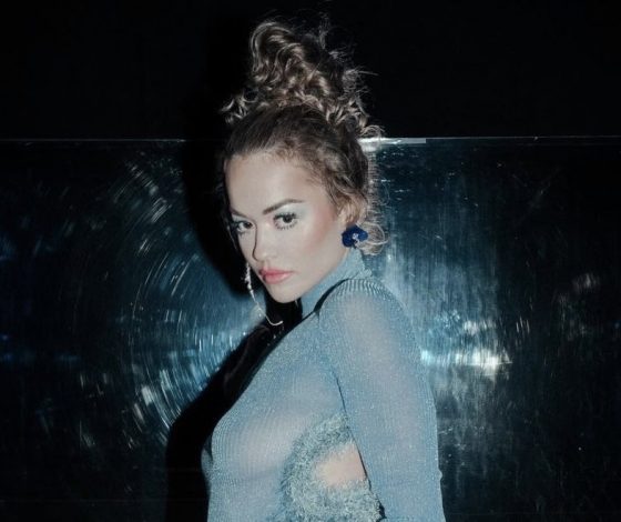 Рита Ора поделилась фотографиями с идеальной фигурой, которые можно смело вешать на холодильник