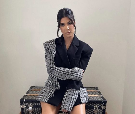 Кортни Кардашьян не опять, а снова примерила куртку от российского бренда