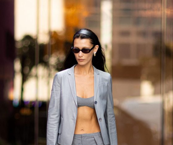 Ободок — самый трендовый аксессуар для волос этой осени. Как его модно носить, показывает Белла Хадид