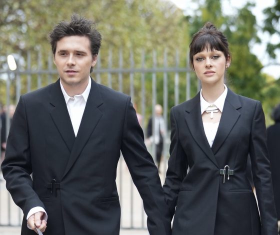 Сила двух: Бруклин Бэкхэм и Никола Пельтц появились в одинаковых строгих костюмах