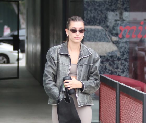 Хейли Бибер в укороченном топе заставит тебя отправиться на тренировку