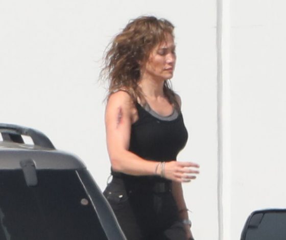 Кровавая рана и растрепанные волосы: Дженнифер Лопес на съемках фильма «Атлас»