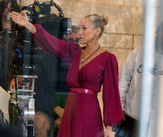 Ода розовому: Сара Джессика Паркер в эффектном total-pink на съемках продолжения «Секса в большом городе»