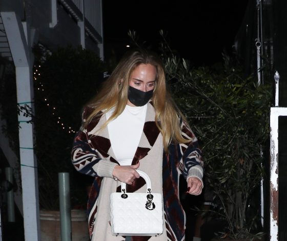 После слухов о тайной свадьбе: Адель появилась на публике без обручального кольца