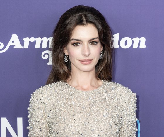 Ювелирная работа: Энн Хэтэуэй появилась в эффектном платье, полностью расшитом бусинами