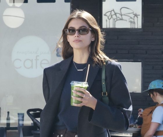 Как сделать любой образ нескучным при помощи одной пары кроссовок? Берем пример с Кайи Гербер