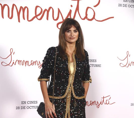 Пенелопа Крус появилась в сияющей мини-юбке и еще раз доказала, что возраст – лишь цифра