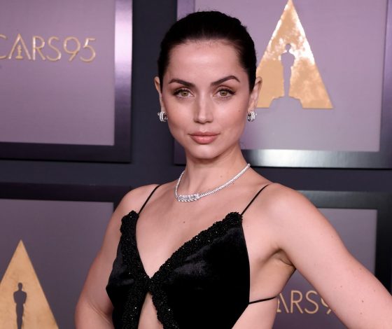 Tренд весны: Ана де Армас примерила брючный костюм, который точно подойдет каждому