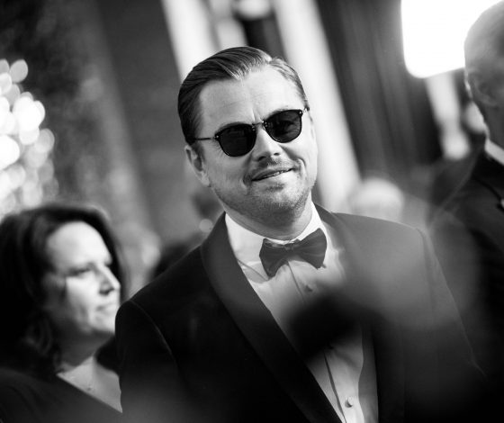 Леонардо ДиКаприо не встречается с девушками старше 25 лет и не женится из-за мамы. А что еще говорят об актере?