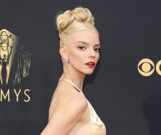 Осторожно, горячо: звезда «Хода королевы» Аня Тейлор-Джой доказывает, что красный – главный цвет сезона