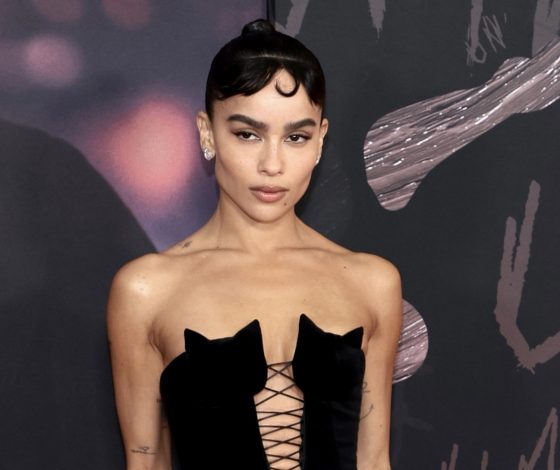 Как мастерски сочетать классические и спортивные вещи? Учимся у Зои Кравиц