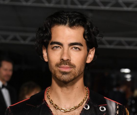 Джо Джонас показал свою девушку на фоне нового романа Софи Тернер