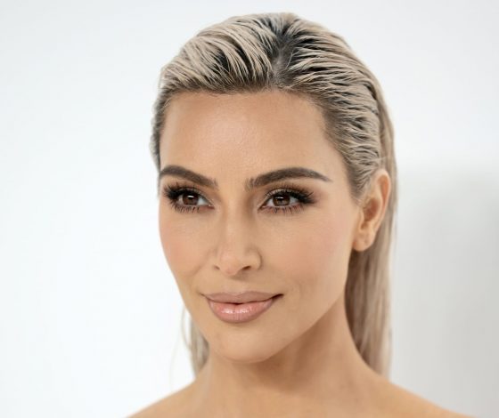 Новый тренд в окрашивании волос от Ким Кардашьян — отросшие корни