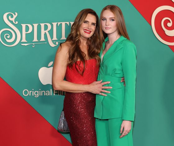 Не отличить: Брук Шилдс с 16-летней дочерью на красной дорожке