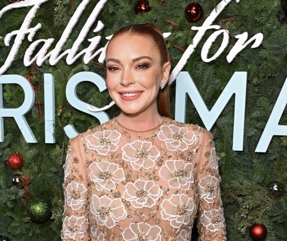 Отличное возвращение в большое кино: Линдси Лохан примерила платье, полностью расшитое цветами