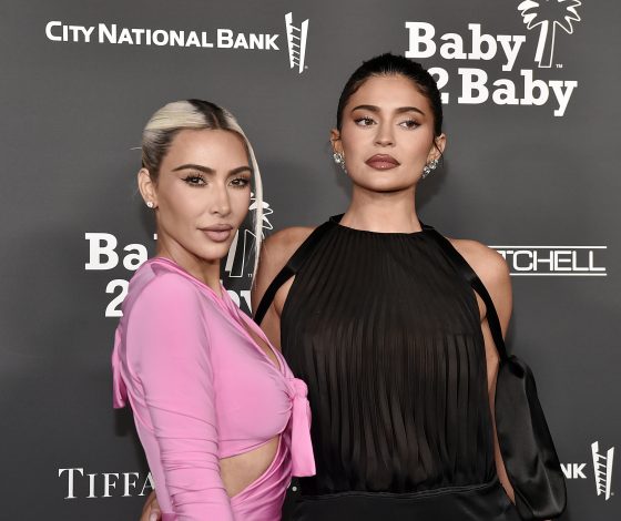 На контрастах: Кайли Дженнер в прозрачном платье, а Ким Кардашьян вся в бантах