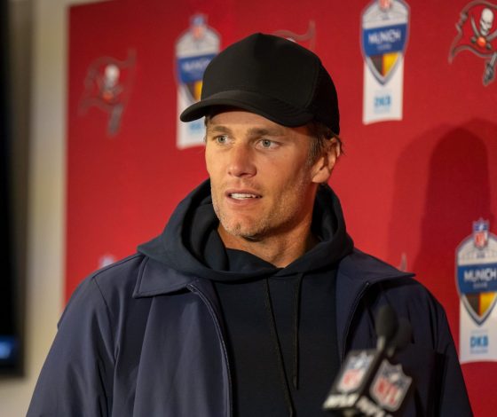 Том Брэди демонстрирует свою фигуру, в одиночку отдыхая на яхте