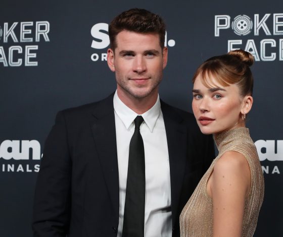 Лиам Хемсворт впервые вышел в свет с новой девушкой