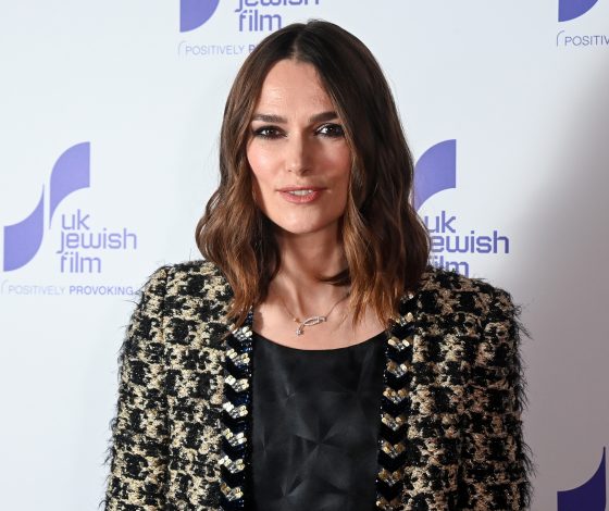 Как добавить себе пару десятков лет при помощи двух деталей гардероба? Звоните Кире Найтли