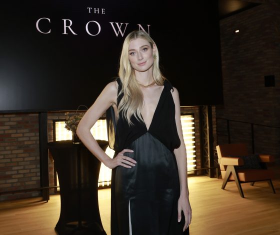 «Это невероятно важный момент в истории моды»: звезда «Короны» Элизабет Дебики рассказала о воссоздании того самого «платья мести» принцессы Дианы в сериале