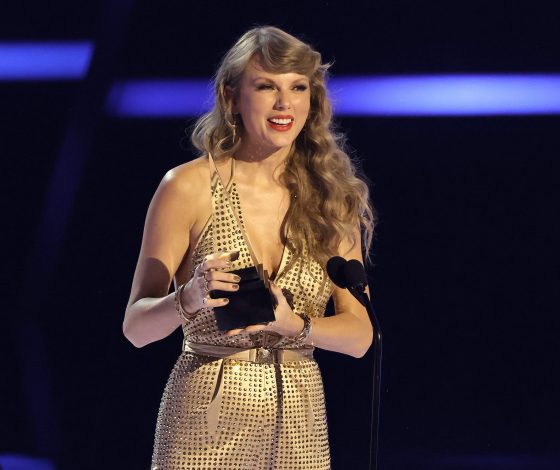 Премия American Music Awards: Machine Gun Kelly в шипах, сюрприз от Тейлор Свифт и неожиданное появление Карди Би