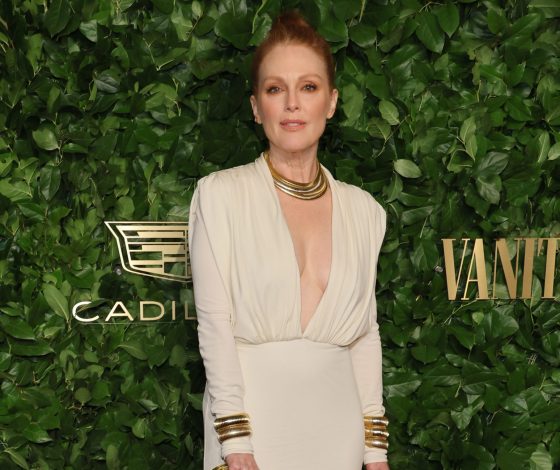 Просто добавь магии: Джулианна Мур сделала это за счет золотых  украшений