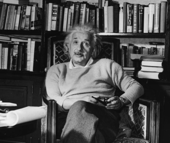 Цифра дня: копию культовой куртки Альберта Эйнштейна можно купить за 73 тысячи рублей