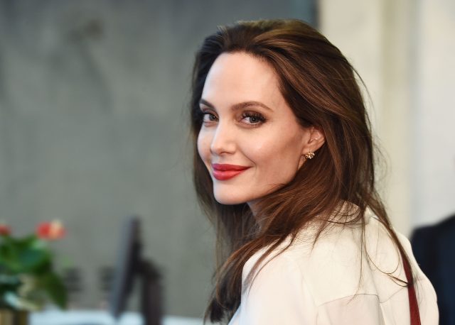 Анджелина Джоли встретилась за чашкой кофе с известным актером