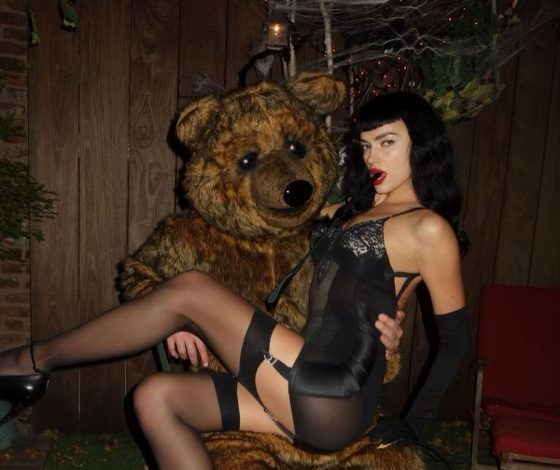 Ирина Шейк опубликовала фото Брэдли Купера в костюме медведя?