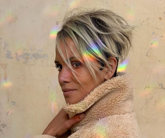 Акцент на деталях: Холли Берри показала, как обновить прическу к Новому году