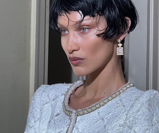 В архивном Chanel и с боб-каре: Белла Хадид на обложке модного журнала