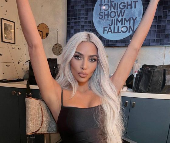 Опасный трюк: Ким Кардашьян примерила экстремально короткие шорты