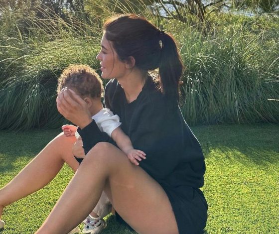 Спустя почти год: Кайли Дженнер впервые показала сына, которому до сих пор не дали имя