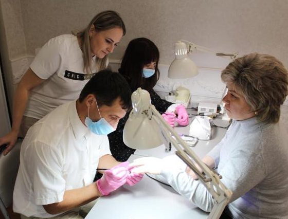 Бывший электромонтер стал мастером по маникюру в Липецке