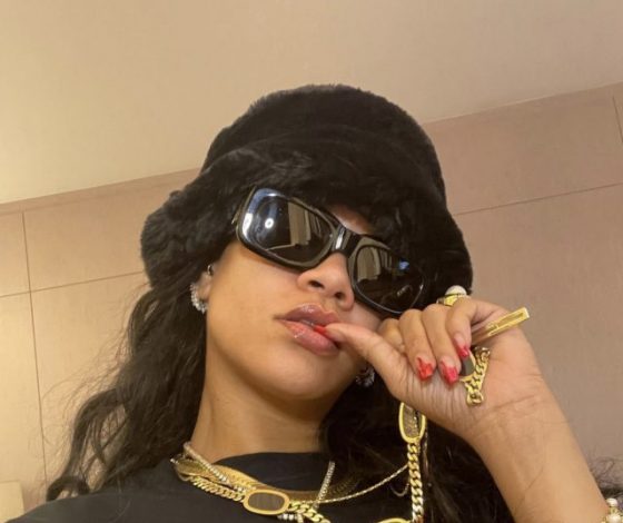 Беременная Рианна вместе с маленьким сыном появилась на публике