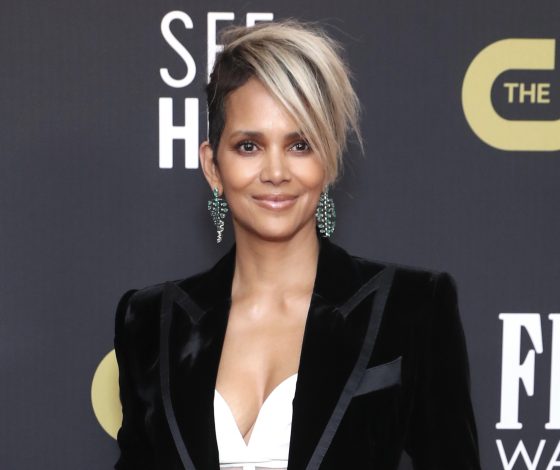 Холли Берри поделилась архивными снимками в нижнем белье, чтобы мы еще раз познакомились с Дороти Дендридж