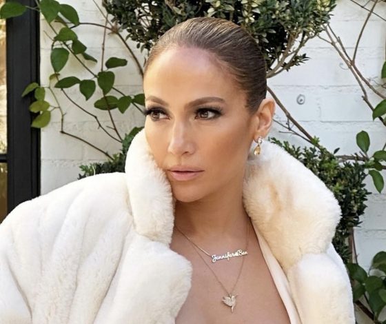 Дженнифер Лопес примерила платье с очень глубоким декольте (и уютной шубой в придачу)