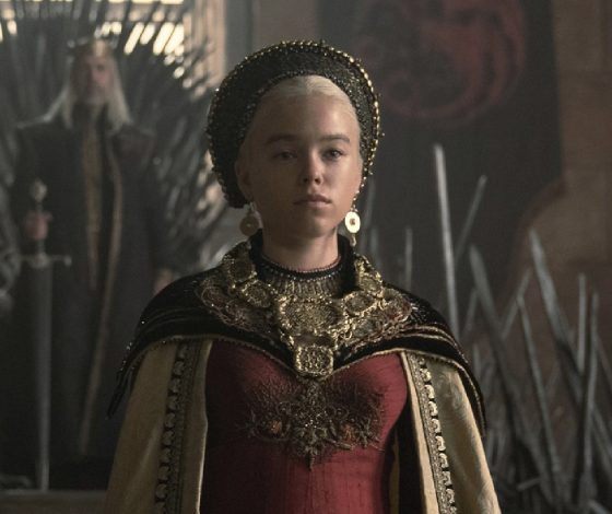 Две Рейниры Таргариен Милли Олкок и Эмма Д’Арси на одной красной дорожке. Чей образ заслуживает править «Домом Дракона»?