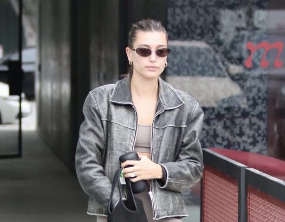 Последний пошел: расклешенные леггинсы как у Рианны и Хейли Бибер – стопроцентный звездный тренд этой осени