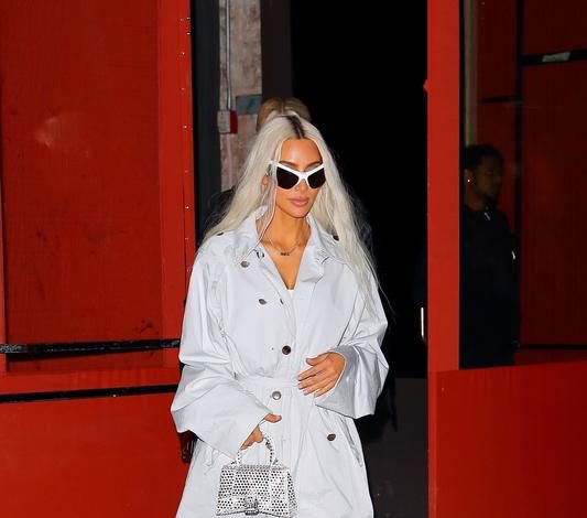 Ким Кардашьян появилась в тренче, который явно не помешал бы нам этой осенью