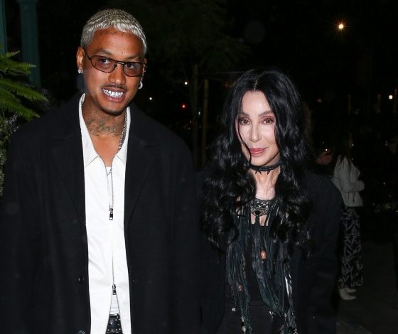 78-летняя Шер замечена на прогулке с молодым возлюбленным впервые  после драки