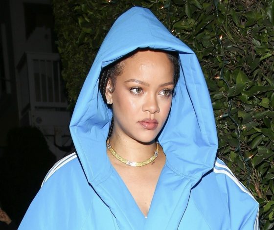 Голубой огонек: Рианна доказывает, что образ с узнаваемыми тремя полосками может выглядеть очень даже женственно