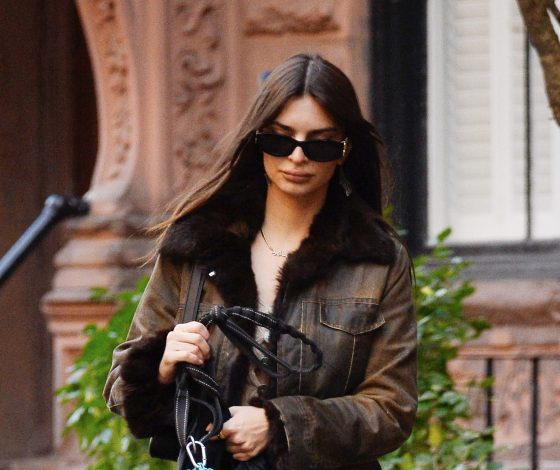 Плюс на минус дает плюс: Эмили Ратаковски доказывает, что винтажная одежда может выглядеть очень даже актуально