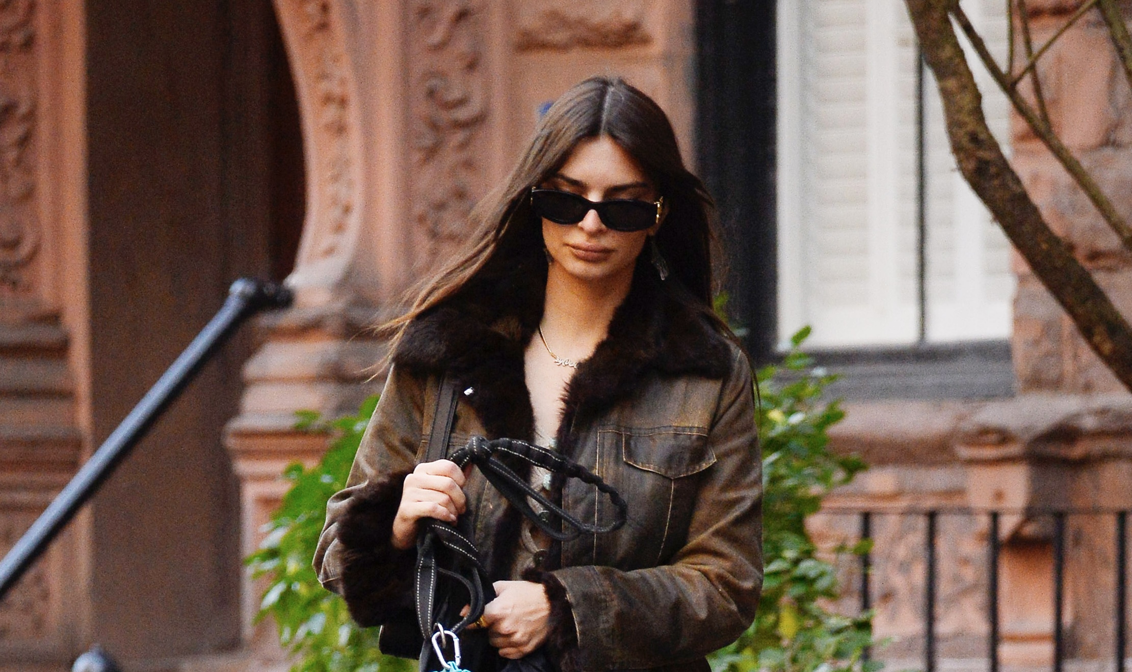 Plus minus makes plus: Emily Ratajkowski proves that vintage clothes can look super trendy