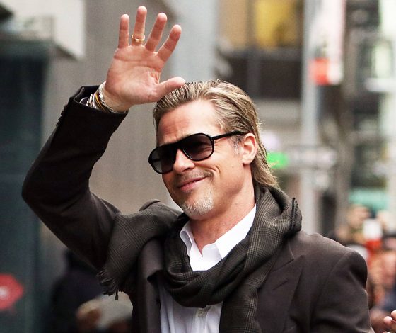 Светится от счастья: Брэд Питт впервые после свидания с новой возлюбленной вышел в свет